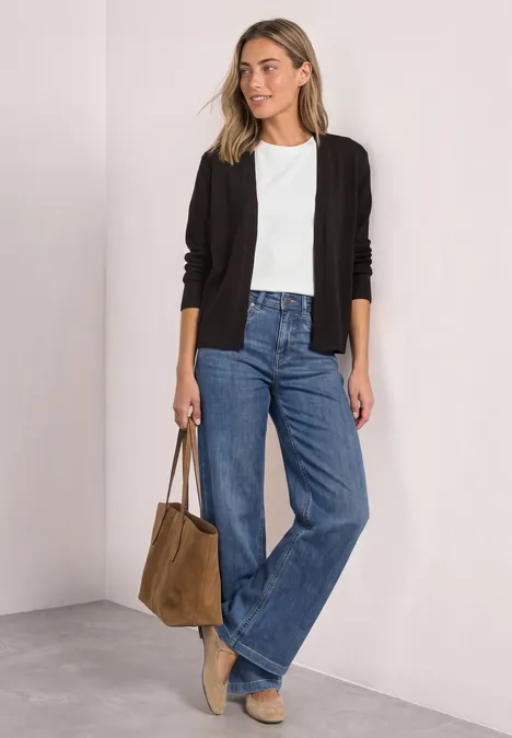 Langarm Cardigan im offenen Schnitt black coffee Frau in weißem T-Shirt, schwarzer Jacke, weiten Jeans, beigen Schuhen und brauner Tasche