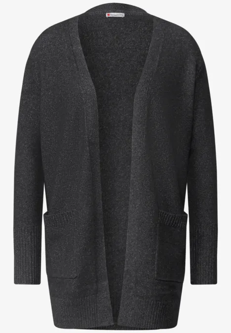 Langer grauer Strick-Cardigan mit offenem Schnitt und zwei aufgesetzten Taschen.