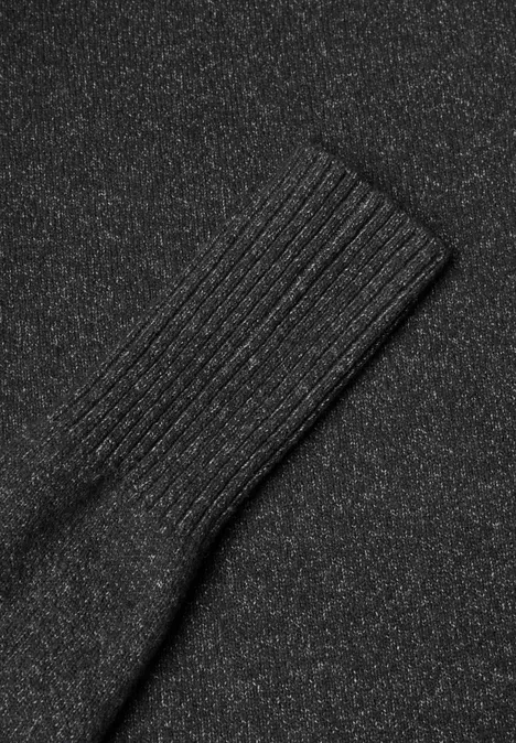 Schwarzes, grob gestricktes Textilgewebe mit Struktur und Rippenmuster, Detailansicht eines Ärmels.