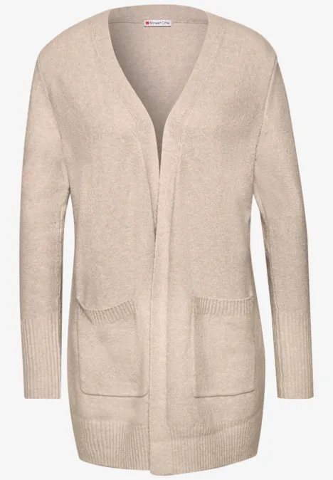 Beiger Strick-Cardigan mit offenem Schnitt, langen Ärmeln und aufgesetzten Taschen.