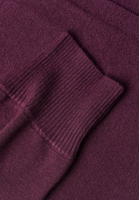 Offener Cardigan in Unifarbe berry maroon Nahaufnahme eines bordeauxroten Strickpullovers mit geripptem Ärmelbündchen.