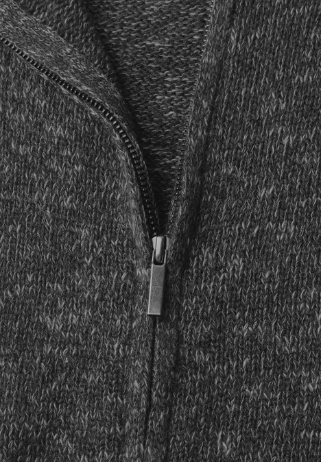 Dropped Shoulder Cardigan mit Turtle Neck und Zipper armor grey mel. Nahaufnahme eines dunkelgrauen Strickstoffs mit Reißverschluss in der Mitte.