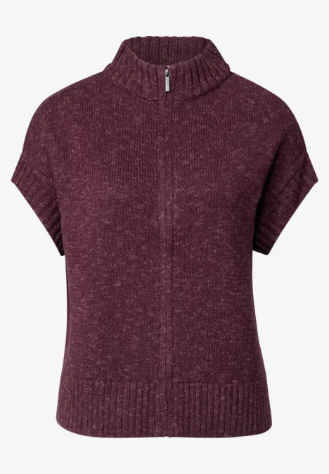 Dropped Shoulder Cardigan mit Turtle Neck und Zipper rustic rouge mel. Ein kastiges, kurzärmeliges Stricktop in Bordeaux mit hohem Rollkragen und mittigem Reißverschluss.