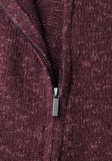 Dropped Shoulder Cardigan mit Turtle Neck und Zipper rustic rouge mel. Nahaufnahme einer bordeauxroten Strickjacke mit silbernem Reißverschluss.