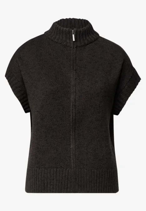Dropped Shoulder Cardigan mit Turtle Neck und Zipper black coffee mel. Kurzärmliger, dunkler Strickpullover mit hohem Kragen und mittig verlaufendem Reißverschluss.