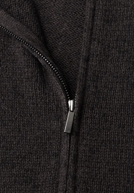 Dropped Shoulder Cardigan mit Turtle Neck und Zipper black coffee mel. Nahaufnahme eines dunkelbraunen Strickstoffs mit sichtbarem Reißverschluss