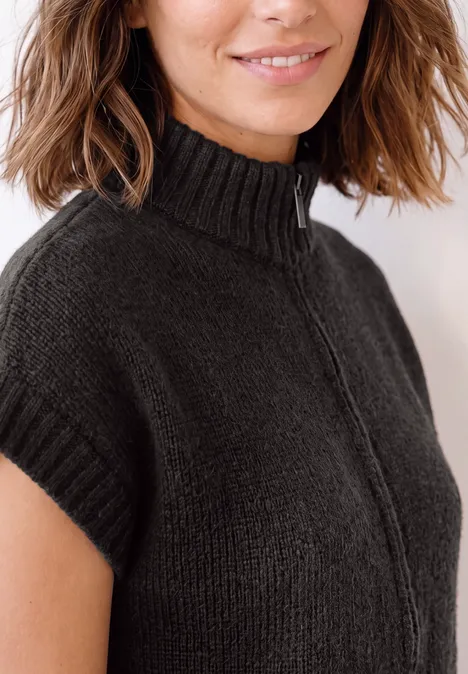 Dropped Shoulder Cardigan mit Turtle Neck und Zipper black coffee mel. Ärmeloser Rollkragenpullover in dunkler Strickoptik, enger Schnitt am Oberkörper