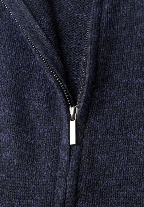 Dropped Shoulder Cardigan mit Turtle Neck und Zipper indigo night mel. Nahaufnahme eines Reißverschlusses an dunkelblauem Strickstoff