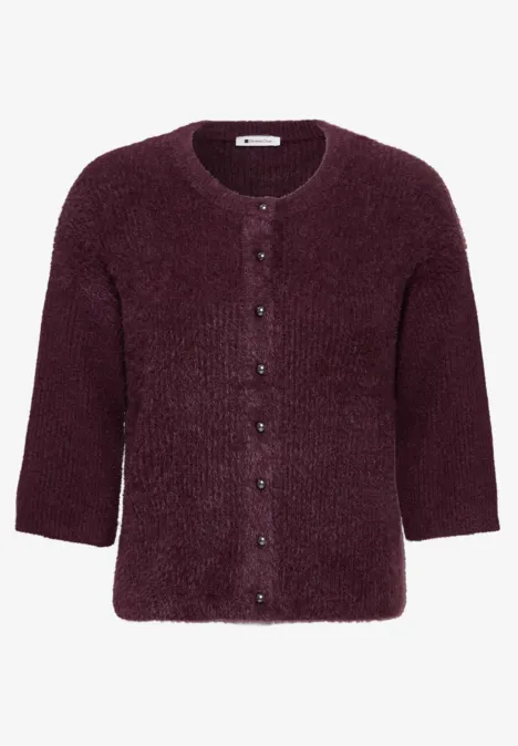 Donkerpaarse zachte damesvest met driekwartmouwen, ronde hals en knoopsluiting.