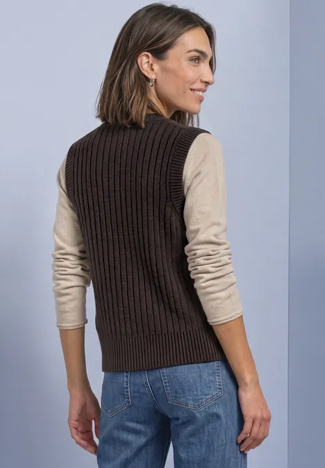Weste mit V-Neck in Rippstruktur black coffee Frau in beigefarbenem Langarmshirt trägt dunkelbraune Strickweste und Jeans