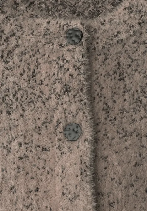 Gros plan d’un manteau polaire brun chiné avec une couture au centre et deux boutons sombres.
