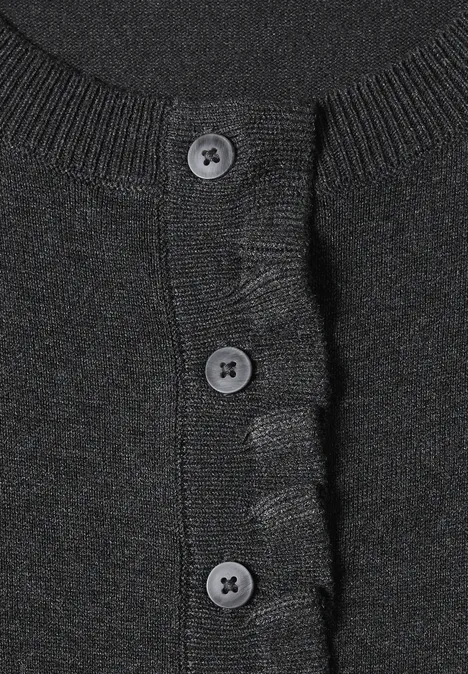 Vest met ronde hals en ruches armor grey mel. Close-up van een zwarte gebreide cardigan met drie knopen en een geribde zoom.