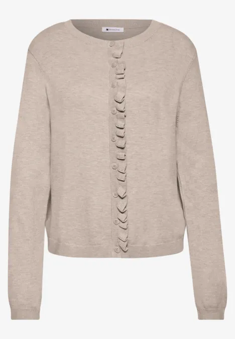 Beiger, leichter Damen-Strick-Cardigan mit langen Ärmeln und verspielter Rüschendetailierung vorne.