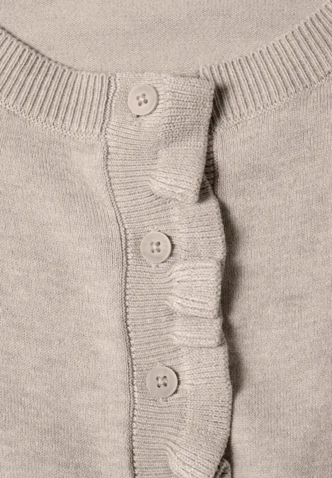 Beige Strickoberteil mit dreifacher Knopfleiste und geripptem Ausschnitt.