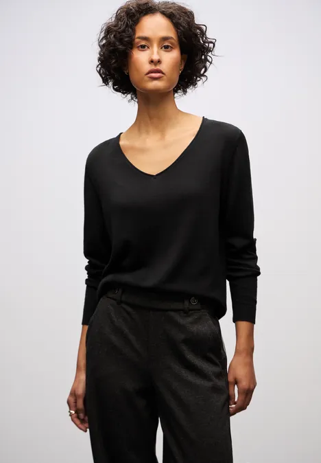 V-Neck Pullover Black V-Neck Pullover Black