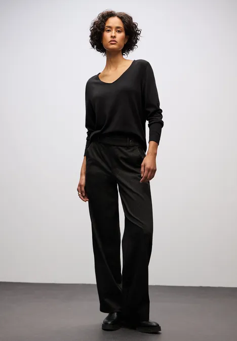 V-Neck Pullover Black V-Neck Pullover Black