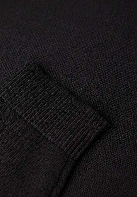 V-Neck Pullover Black V-Neck Pullover Black