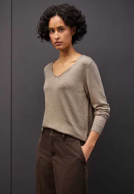 V-Neck Pullover sanded beige mel. V-Neck Pullover sanded beige mel.
