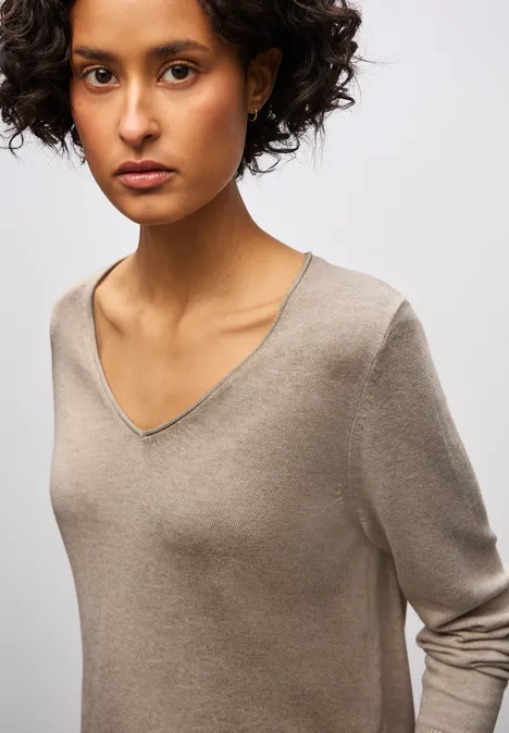 V-Neck Pullover sanded beige mel. V-Neck Pullover sanded beige mel.