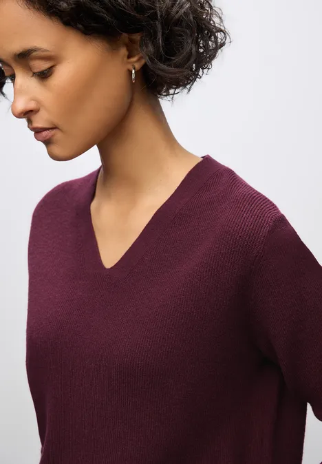 Basic V-Neck Pullover wildberry red
