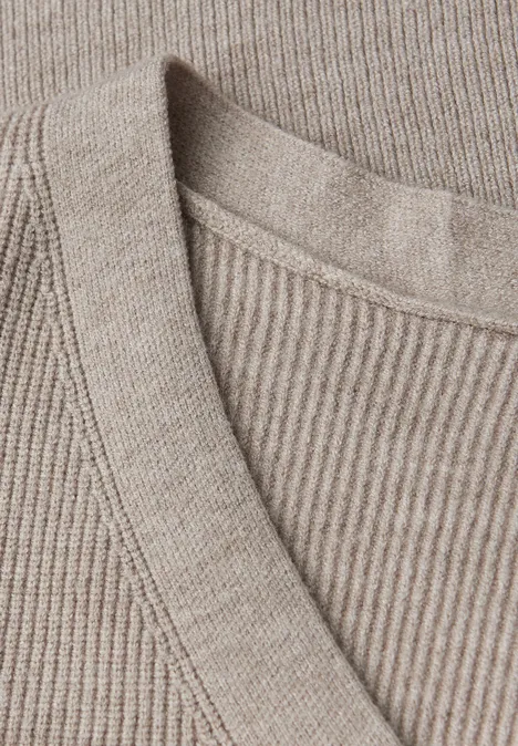 Basic V-Neck Pullover sandstone mocha mel.