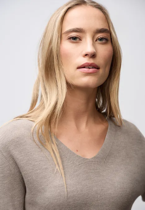 Basic V-Neck Pullover sandstone mocha mel.