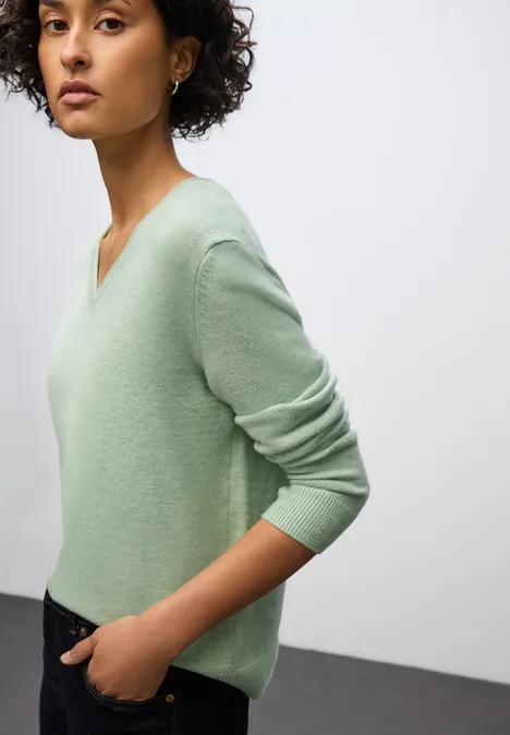 Kuscheliger V-Neck Pullover serene green mel.