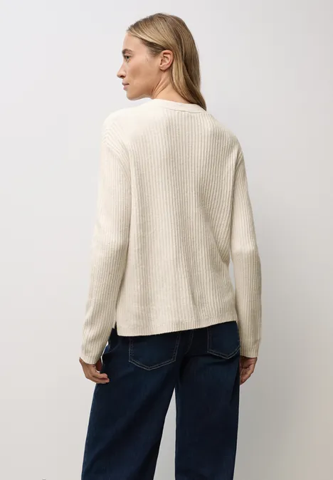 Strukturalny sweter z dekoltem w szpic soft beige