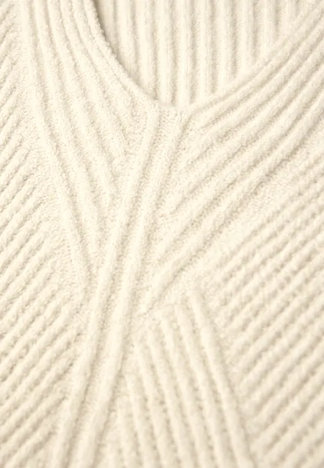Strukturalny sweter z dekoltem w szpic soft beige
