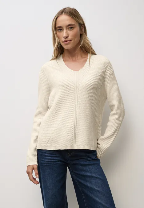 Strukturalny sweter z dekoltem w szpic soft beige