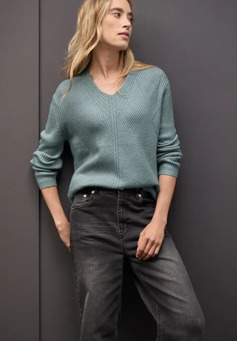 Strukturalny sweter z dekoltem w szpic nile blue mel.