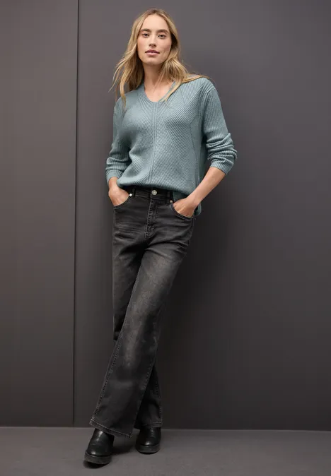 Strukturalny sweter z dekoltem w szpic nile blue mel.