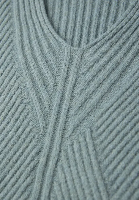 Strukturalny sweter z dekoltem w szpic nile blue mel.