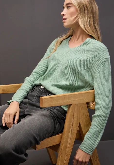 Strukturalny sweter z dekoltem w szpic serene green mel.