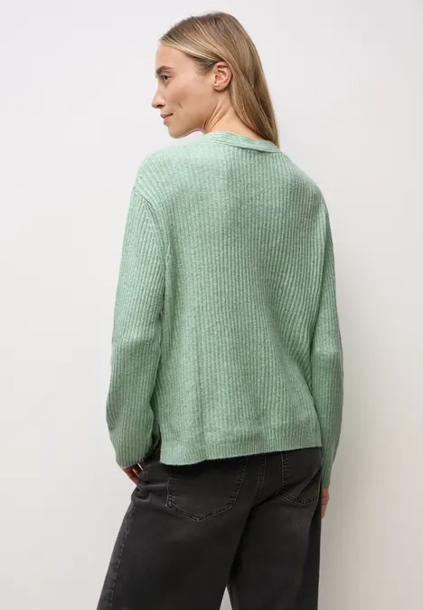 Strukturalny sweter z dekoltem w szpic serene green mel.