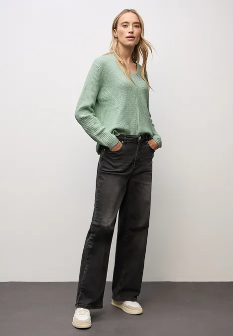 Strukturalny sweter z dekoltem w szpic serene green mel.