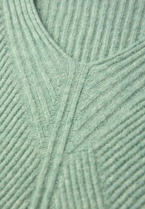 Strukturalny sweter z dekoltem w szpic serene green mel.