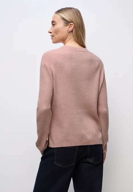 Strukturalny sweter z dekoltem w szpic faded rose mel.