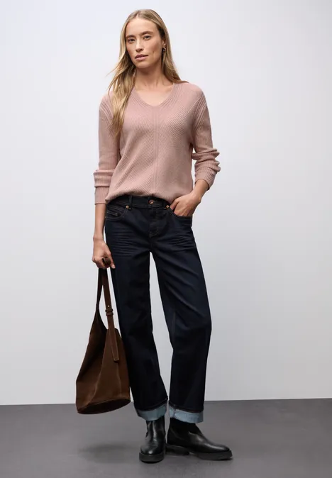 Strukturalny sweter z dekoltem w szpic faded rose mel.