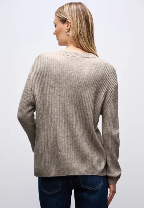 Strukturalny sweter z dekoltem w szpic sandstone mocha mel.