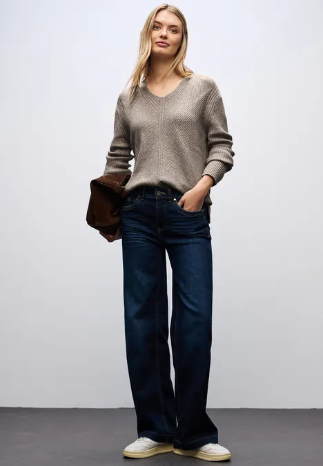 Strukturalny sweter z dekoltem w szpic sandstone mocha mel.