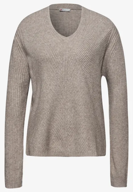 Strukturalny sweter z dekoltem w szpic sandstone mocha mel.