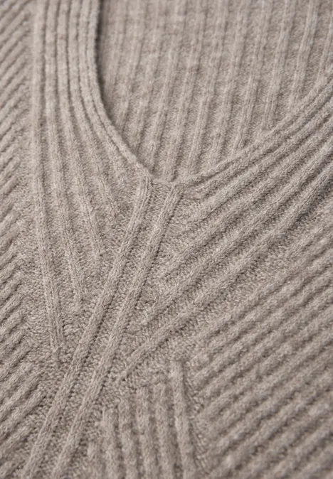 Strukturalny sweter z dekoltem w szpic sandstone mocha mel.