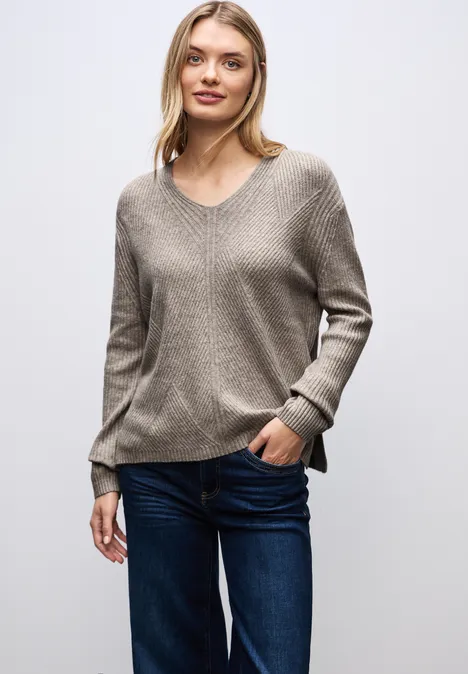 Strukturalny sweter z dekoltem w szpic sandstone mocha mel.