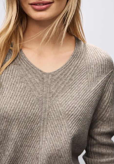 Strukturalny sweter z dekoltem w szpic sandstone mocha mel.