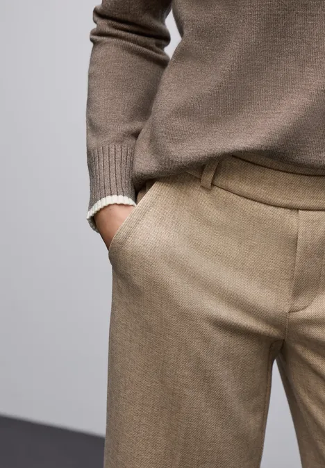 Trui met contrasterende details silk brown mel. Trui met contrasterende details silk brown mel.