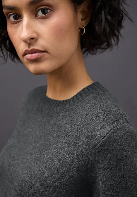 Trui met ronde hals gravel grey mel.