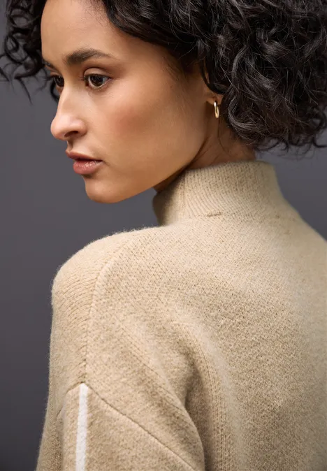 Trui met contrasterende details sanded beige mel.