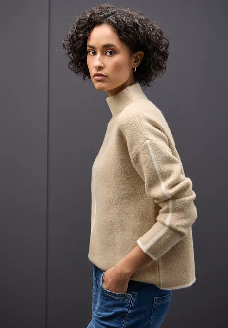 Trui met contrasterende details sanded beige mel.