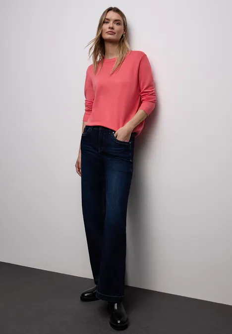 Basistrui striking coral